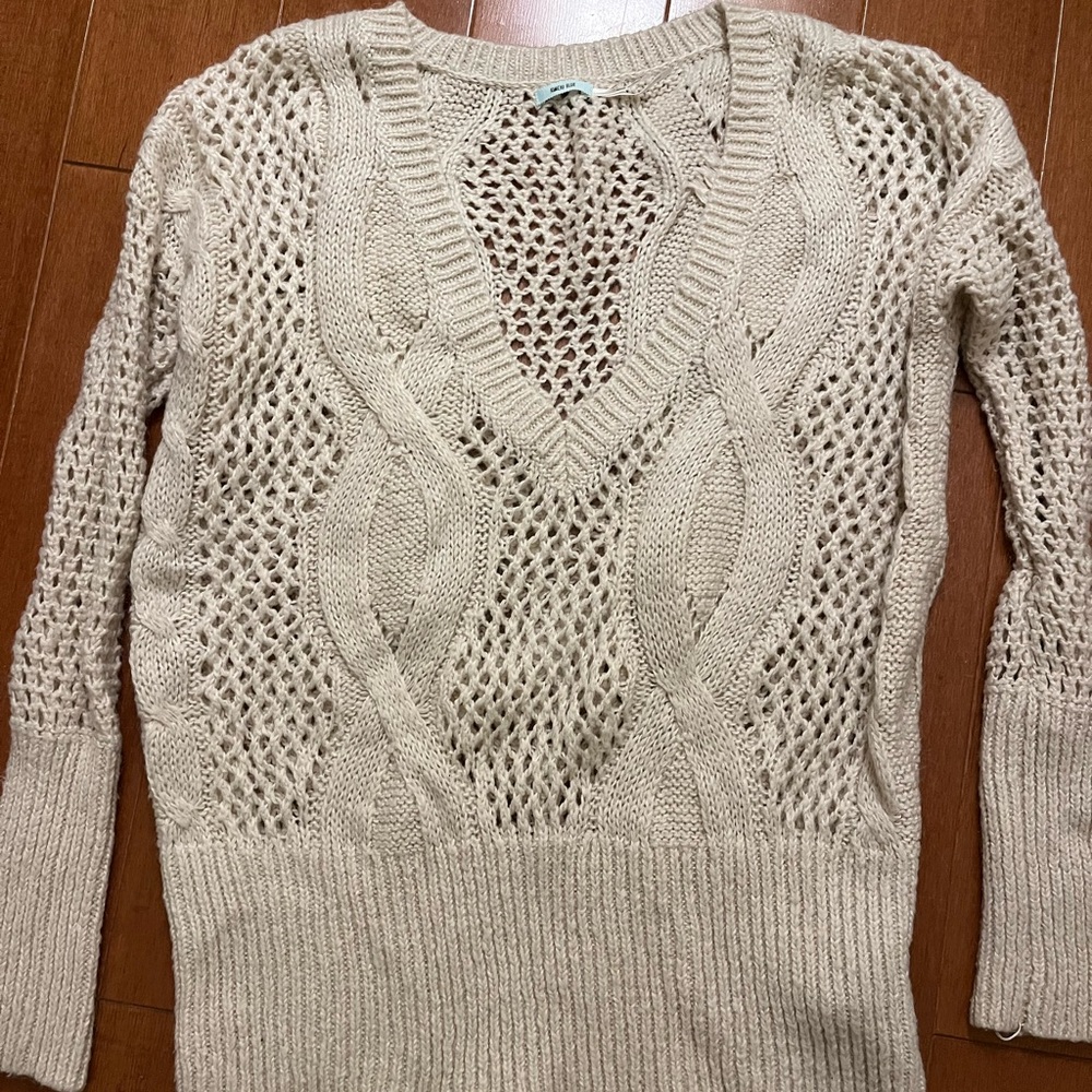 Kimchi Blue V-Neck Sweater in Cream